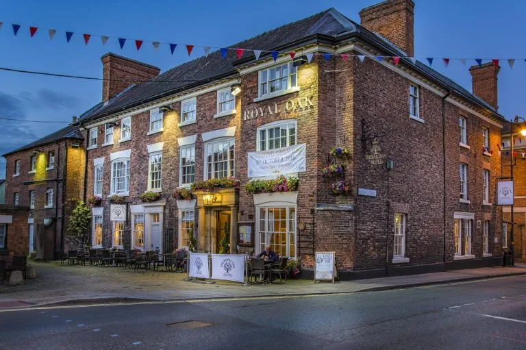 img the royal oak hotel welshpool 768x511