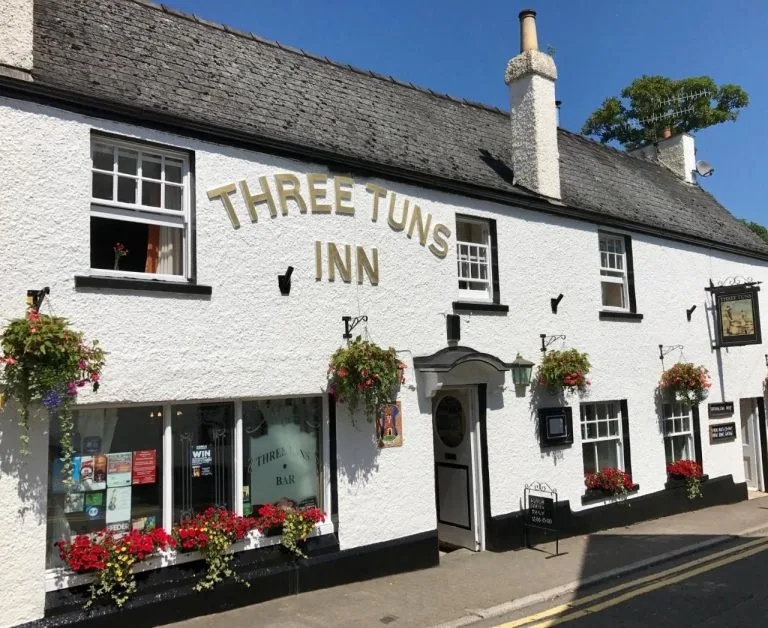 img the three tuns hotel chepstow 768x628
